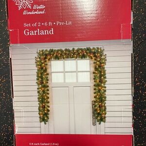 NEW Christmas Pre-Lit Green Garland Set